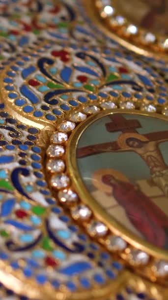 教会に金の十字架がある装飾的な赤い聖書のクローズアップショット 高品質の写真 — ストック動画