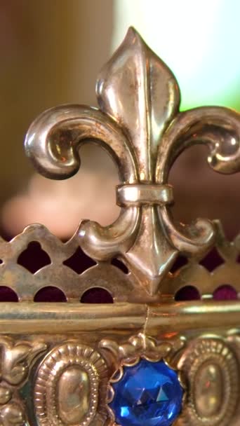 Kerkelijke Attributen Voor Huwelijksceremonie Gouden Kronen Staan Het Altaar Attributen — Stockvideo