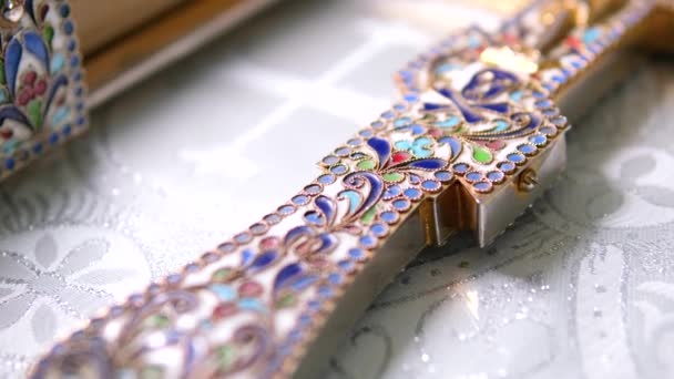 Eine Nahaufnahme Einer Dekorativen Roten Bibel Mit Einem Goldenen Kreuz — Stockvideo