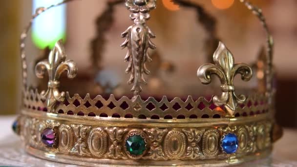 Atributos Iglesia Para Ceremonia Boda Las Coronas Oro Están Altar — Vídeos de Stock