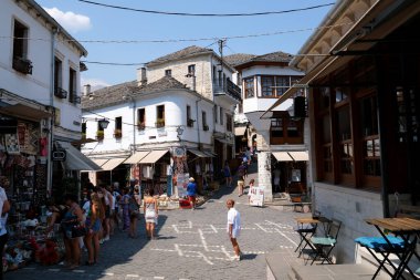Girokastra Arnavutluk 'un güneyinde, Drinos Nehri vadisinde bir şehirdir. Bölgenin ve belediyenin idari merkezi. Akdeniz iklimi. Beyaz cepheler. Arnavutluk 09.09.2023