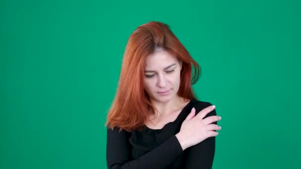 Junge Frau Auf Grünem Hintergrund Einem Chroma Schlüsselemotionen Nahaufnahme Europäisch — Stockvideo