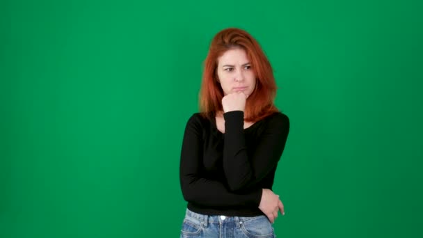 Vörös Hajú Lány Aggódik Aggódik Simogatja Vállát Arcát Haját Kezével — Stock videók