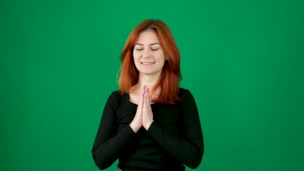 Рудоволоса Дівчина Чорному Одязі Посміхається Медитує Молиться Складає Долоні Разом — стокове відео