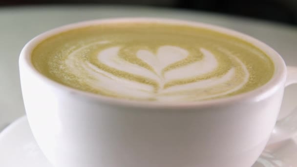 Напій Мача Білій Чашці Крупним Планом Малює Зеленому Чаї Молоком — стокове відео