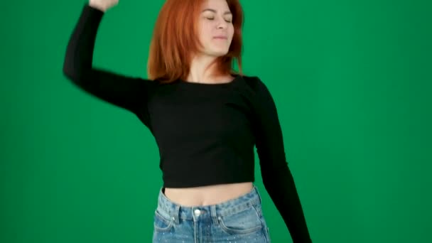 Siyah Elbiseli Kızıl Saçlı Bir Kız Dans Hareketleri Yapar Saçını — Stok video