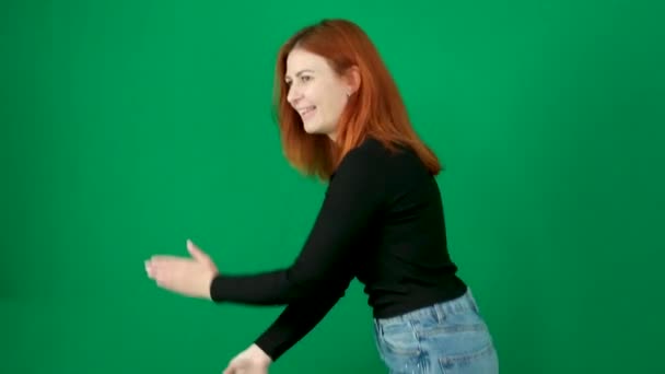 소녀는 이동하고 그녀의 머리를 직선합니다 크로마 스튜디오 클로즈업 미국에서 배경에 — 비디오