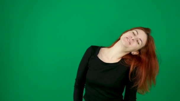 빨간머리 그녀의 그녀의 머리를 그녀의 배경에 크로마 클로즈업 — 비디오