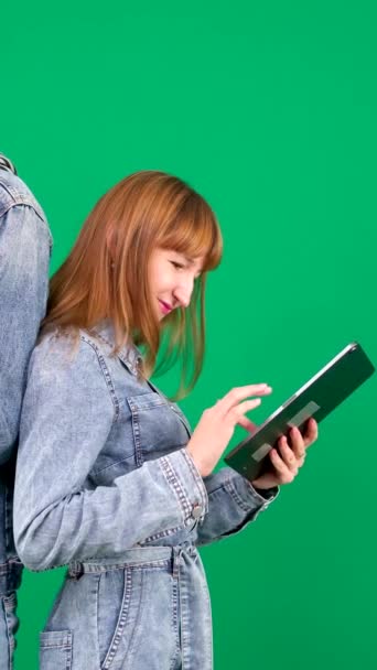 Selbstbewusste Rothaarige Beraterin Jeanskleidung Mit Tablet Touchscreen Auf Grünem Hintergrund — Stockvideo