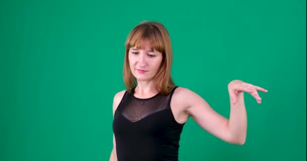 Красива Рудоволоса Жінка Танцює Зеленому Тлі Молода Жінка Зеленому Тлі — стокове відео