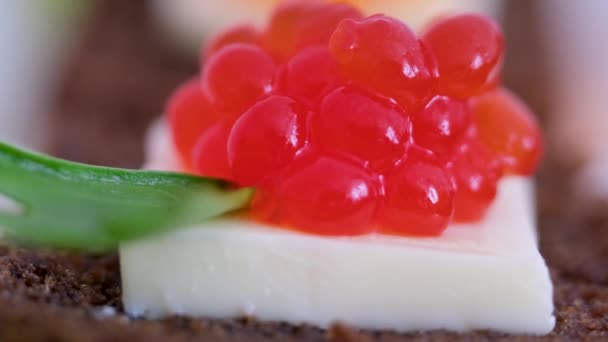 Sanduíches Com Caviar Vermelho Preto Pão Branco Preto Imagens Alta — Vídeo de Stock
