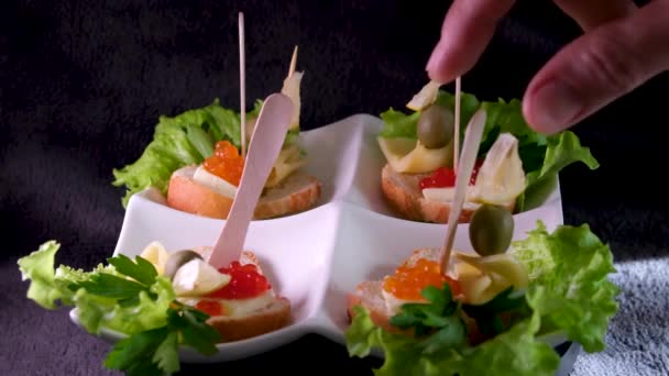 三明治 红的和黑的鱼子酱加白的和黑的面包高质量的4K镜头 — 图库视频影像