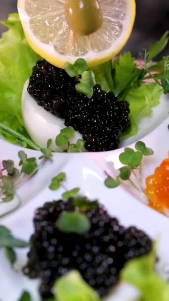 Sandwich Dengan Kaviar Merah Dan Hitam Pada Roti Putih Dan — Stok Video