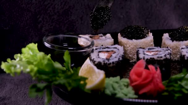Sushi Met Rode Zwarte Kaviaar Geserveerd Een Bord Aangebracht Met — Stockvideo
