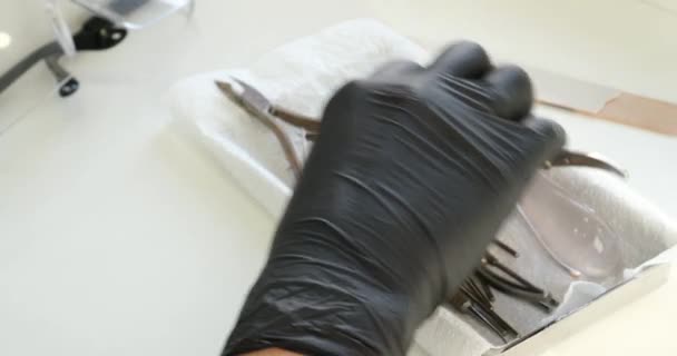 Nogi Kobiety Salonie Spa Otrzymanie Klasycznego Pedicure Czerwonymi Paznokciami Procedura — Wideo stockowe