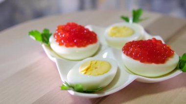 Siyah ve kırmızı balık yumurtası havyar haşlanmış yumurtalarda servis edilir. Yüksek kalite 4k görüntü