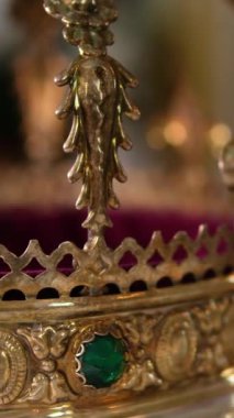 Kilise törenleri için özellikler. Altın taçlar mihrapta. Rahibin özellikleri. Kilisenin içinde. Dikey video Yüksek kalite 4k görüntü