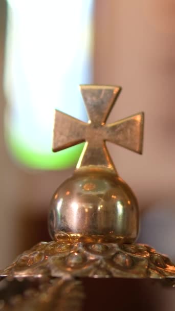 祭壇には黄金の冠がある クラウン 教会は結婚式のための閉会を特徴としています 司祭の属性について 教会のインテリア 高品質 垂直ビデオ — ストック動画