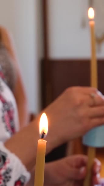 Během Svatby Drží Nevěsta Ženich Rukou Hořící Svíčky Ukrajinské Vyšívané — Stock video