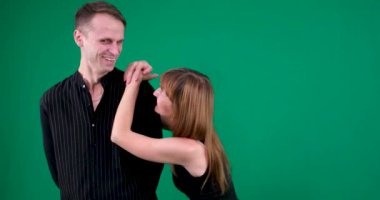 Yalvar, yalvar, gözlerinin içine bak, ellerini uzat, dansçı kızı dansa davet et, yeşil arka planda dans et, kot pantolon giy, kromakey bana zaman ver, aşkım. ilişki