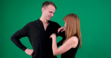 Yalvar, yalvar, gözlerinin içine bak, ellerini uzat, dansçı kızı dansa davet et, yeşil arka planda dans et, kot pantolon giy, kromakey bana zaman ver, aşkım. ilişki