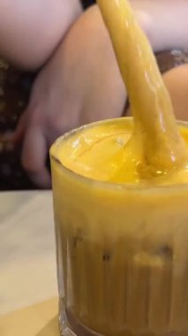 Vietnam Yumurta Kahvesi. Paleo, sütsüz keto kahveli latte, şekerli kremalı yumurta sarısı. Yüksek kalite 4k görüntü