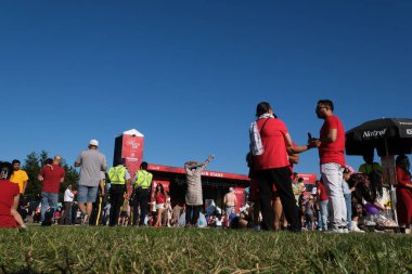 Farklı yerlerde farklı milletler LGBT 'leri karıştırıyor Surrey Kanada Günü' nde dinleniyor. Kırmızı giyinmiş aileler, hafta sonu meydanda yürürler Kanada Surrey 07.01.2023 