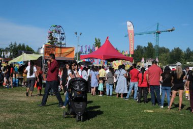 Surrey Kanada Günü. Yemek salonu limonataları lezzetli şeyler alır eğlence için sokak yemekhanesi aileleri, kırmızı giyinmiş insanlar, bir tatil haftasonu meydanında yürür Kanada Surrey 07.01.2023 