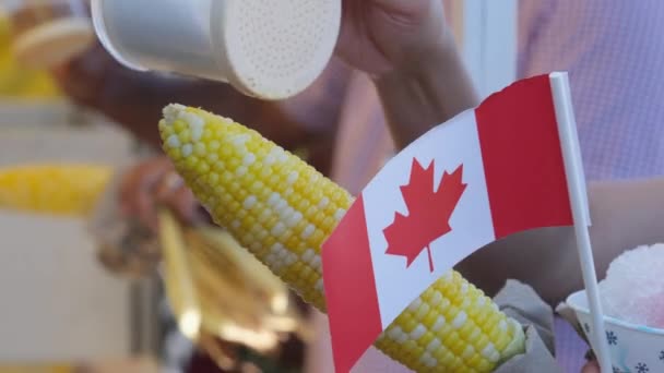 Milho Quente Bandeira Canadá Polvilham Sal Dia Surrey Canada Famílias — Vídeo de Stock