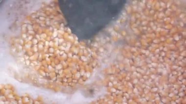 Taze patlamış mısır, endüstriyel patlamış mısır makinesi. Yüksek kalite 4k görüntü