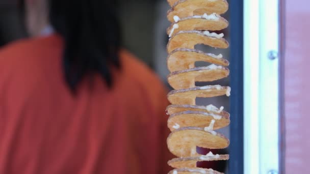 Keripik Kentang Spiral Pada Tongkat Restoran Makanan Jalanan Kentang Goreng — Stok Video