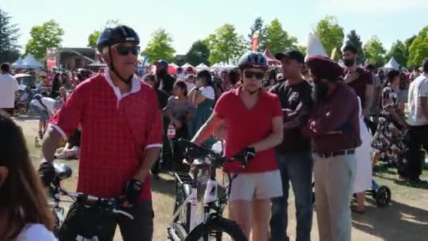 Ημέρα Του Καναδά Οικογένειες Άνθρωποι Ντυμένοι Στα Κόκκινα Πόδια Στην — Αρχείο Βίντεο