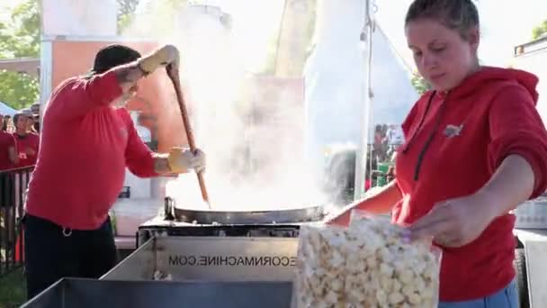 День Канады Суррее Повара Уличной Еды Кукурузники Люди Одетые Красное — стоковое видео