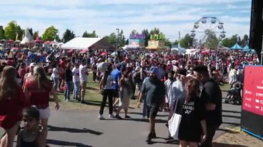 Surrey Kanada Günü. Dans eden lgt milliyeti. Eğlenen yaşlılar. Genç erkekler ve kadınlar zıplayarak dans ediyorlar. 