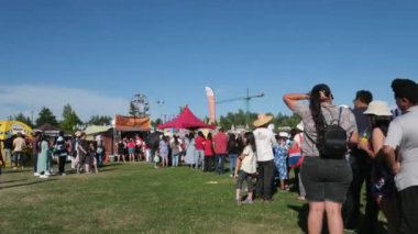 Surrey Kanada Günü. Yemek salonu limonataları lezzetli şeyler alır eğlence için sokak yemekhanesi aileleri, kırmızı giyinmiş insanlar, bir tatil haftasonu meydanında yürür Kanada Surrey 07.01.2023 