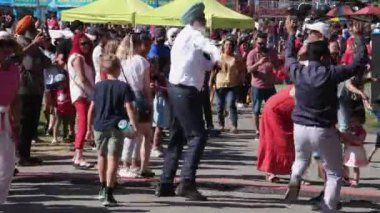 Surrey Kanada Günü. Dans eden lgt milliyeti. Eğlenen yaşlılar. Genç erkekler ve kadınlar zıplayarak dans ediyorlar. 