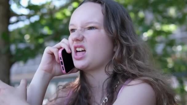 Wütende Kaukasische Frau Telefonieren Büroarbeitsplatz Genervte Mädchen Die Handygespräche Führen — Stockvideo