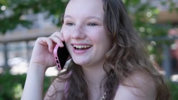 Joven Empresaria Europea Hablando Por Teléfono Fuera Edificio Oficinas Chica — Vídeo de stock