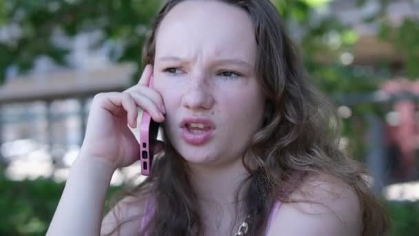 愤怒的阿拉伯少女怒气冲冲的情绪女人用智能手机吵架用手机答话叫误解吵架不满意的冲突 提供服务 — 图库视频影像