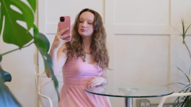 Una Chica Con Vestido Rosa Toma Una Selfie Café Una — Vídeo de stock