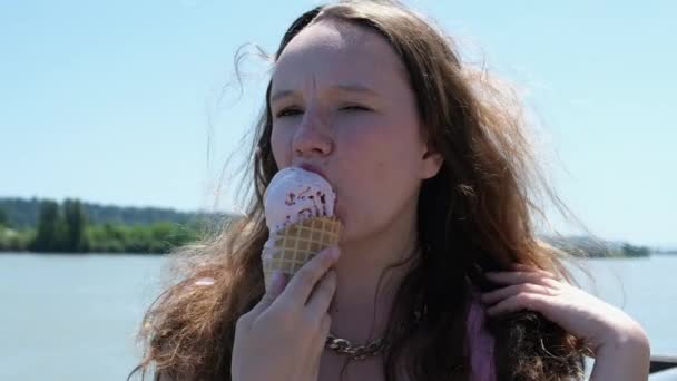 Jonge Mooie Brunette Vrouw Die Een Ijsje Eet Een Summer — Stockvideo