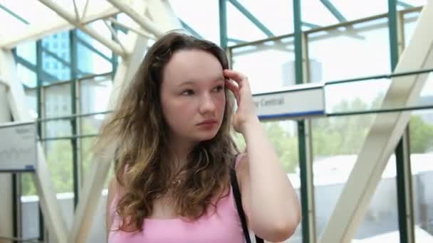 Ein Mädchen Wartet Auf Den Skytrain Vancouver Der Zug Nähert — Stockvideo
