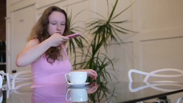 Mujer Joven Tomando Fotos Comida Con Teléfono Inteligente Restaurante Mientras — Vídeo de stock
