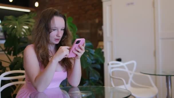 Başarını Kutlayan Mutlu Kız Akıllı Telefonu Olan Kız Kadını Başarıyı — Stok video