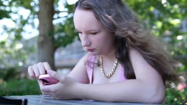 Chica Joven Oro Está Escribiendo Texto Teléfono Una Cadena Oro — Vídeo de stock