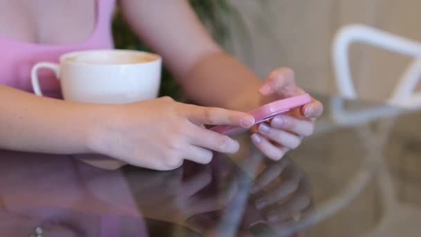 Uzależnienie Gadżetów Miękka Skupiona Dziewczyna Przeglądająca Smartfony Wysokiej Jakości Materiał — Wideo stockowe