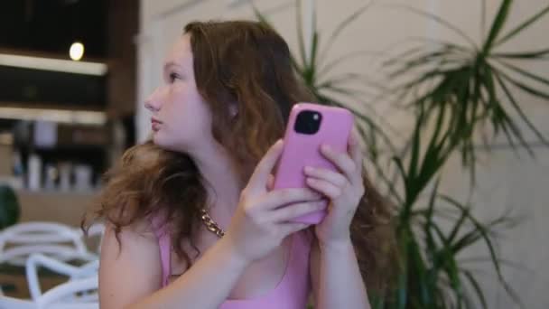 Μια Νεαρή Γυναίκα Φοβάται Την Προσέξουν Κορίτσι Χρησιμοποιεί Τηλέφωνο Αρκετές — Αρχείο Βίντεο