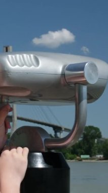 Turistler Vancouver 'daki manzarayı görmek için dürbüne bakarlar. Yüksek kalite 4k görüntü