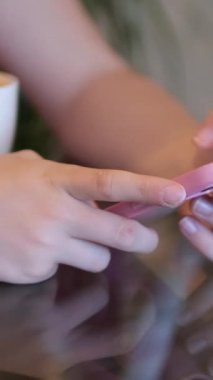 Gadget bağımlılığı. Akıllı telefonları karıştıran yumuşak odaklı genç bir kız. Yüksek kalite 4k görüntü