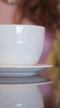 Kahve fincanı Man 'in White Super Close Up' ta izole bir şekilde yere koyduğu. Yüksek kalite 4k görüntü